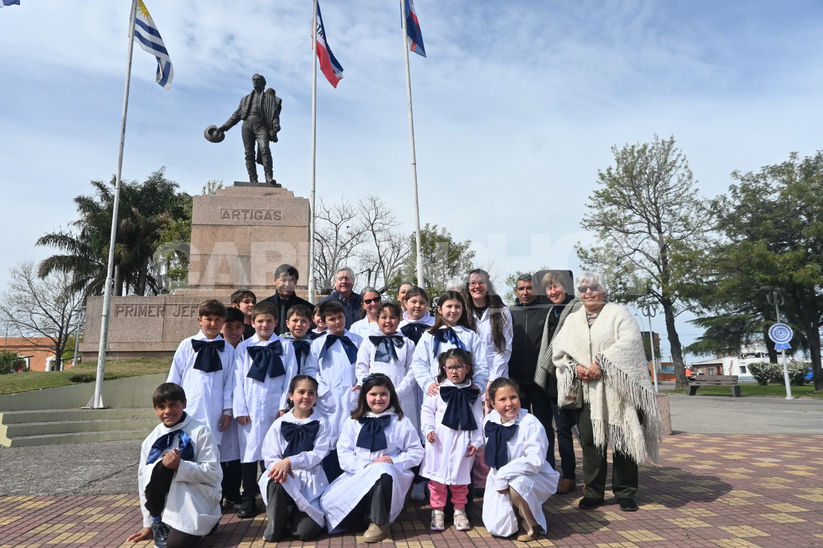 Alumnos de Cardona interpretaron el Himno Nacional en lengua de señas por Artigas — imagen 1