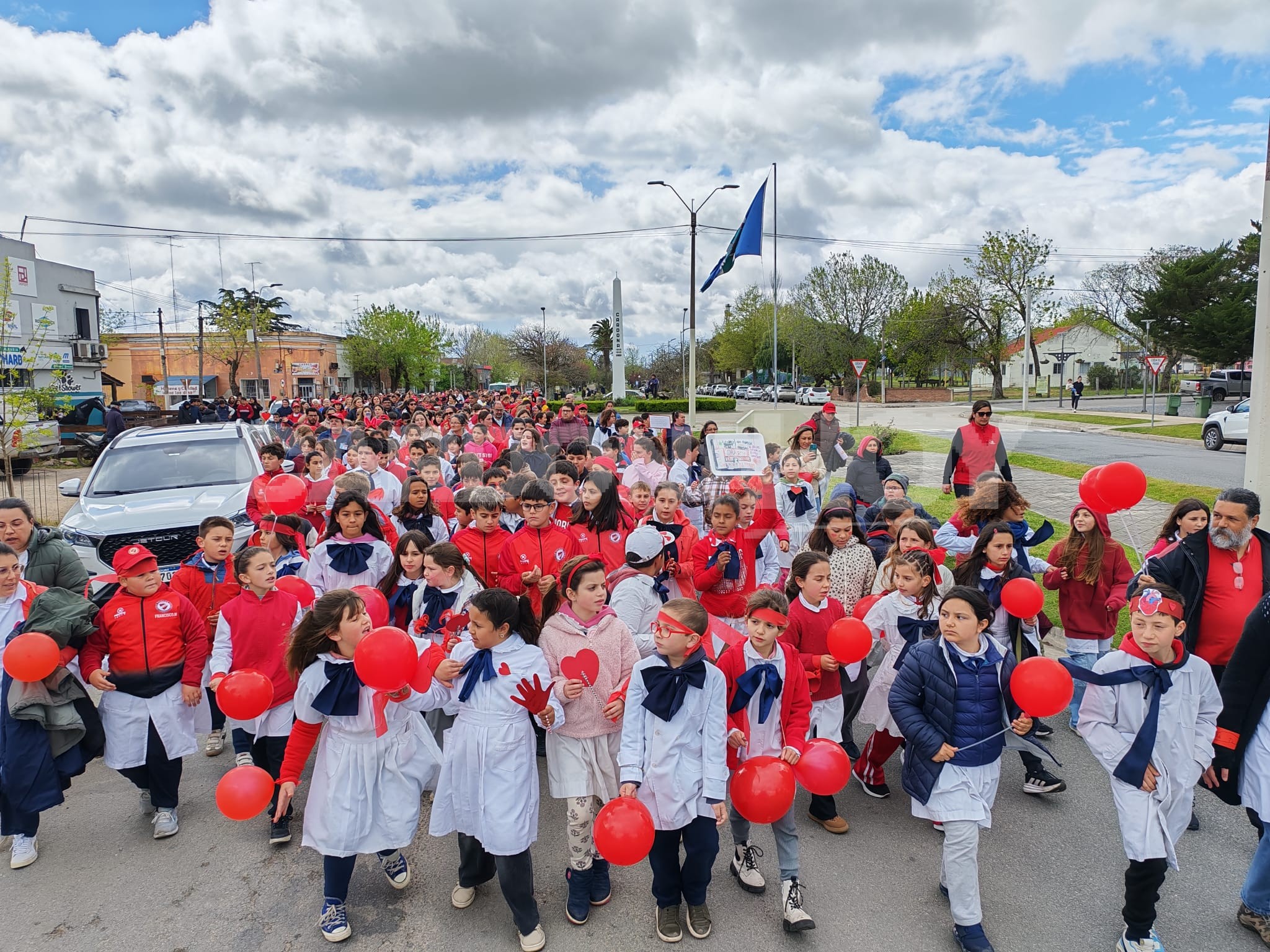 “CARDONA CAMINA” cerró la semana del corazón con una multitudinaria jornada en el Parque Cazeaux. — imagen 3