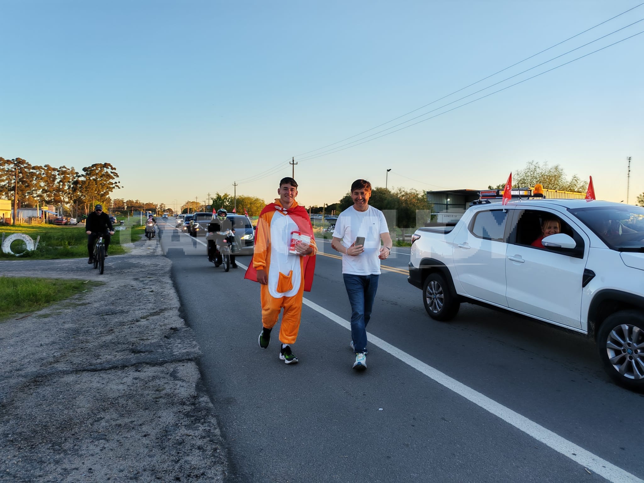 Joven fraybentino llegó a Cardona en caminata solidaria a beneficio de Teletón uniendo Montevideo y F. Bentos. — imagen 2