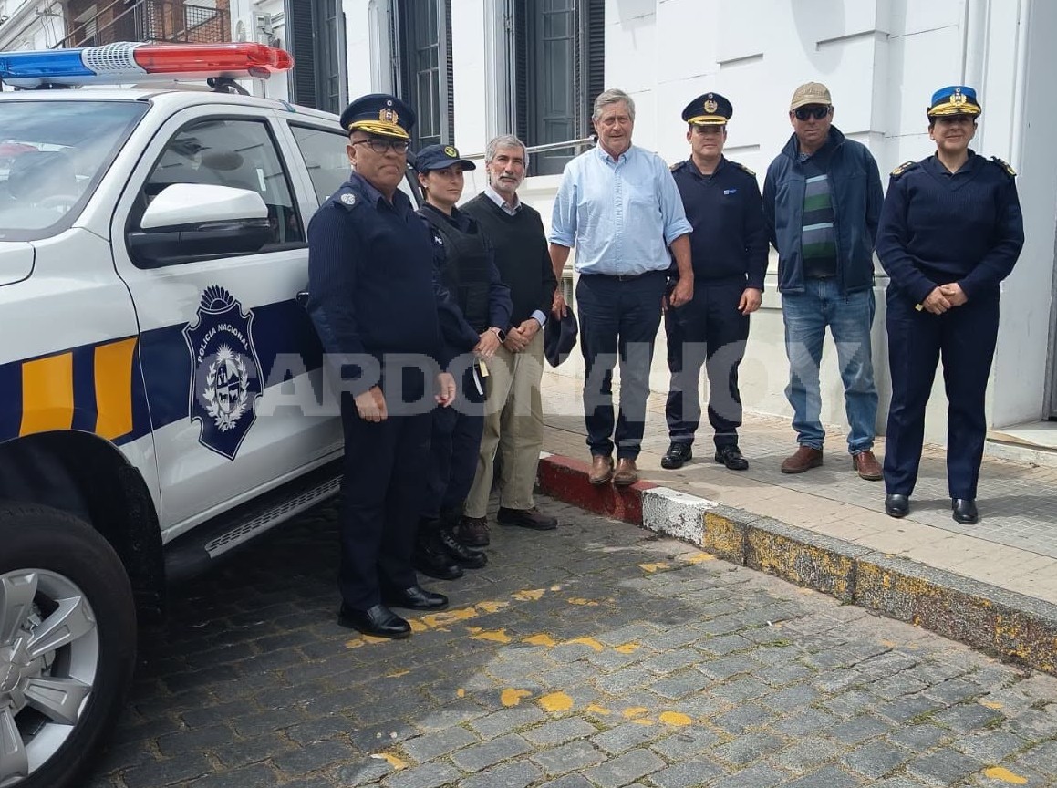 Besozzi entregó camionetas a la Policía de Soriano y avanzó en la agenda del CEPER — imagen 1