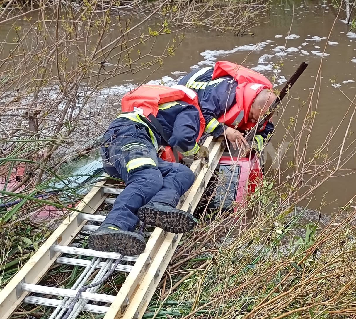 Tragedia en el arroyo Polonia, próximo a F. Sánchez donde hallaron un automóvil sumergido y el cuerpo sin vida de un joven de 21 años — imagen 2