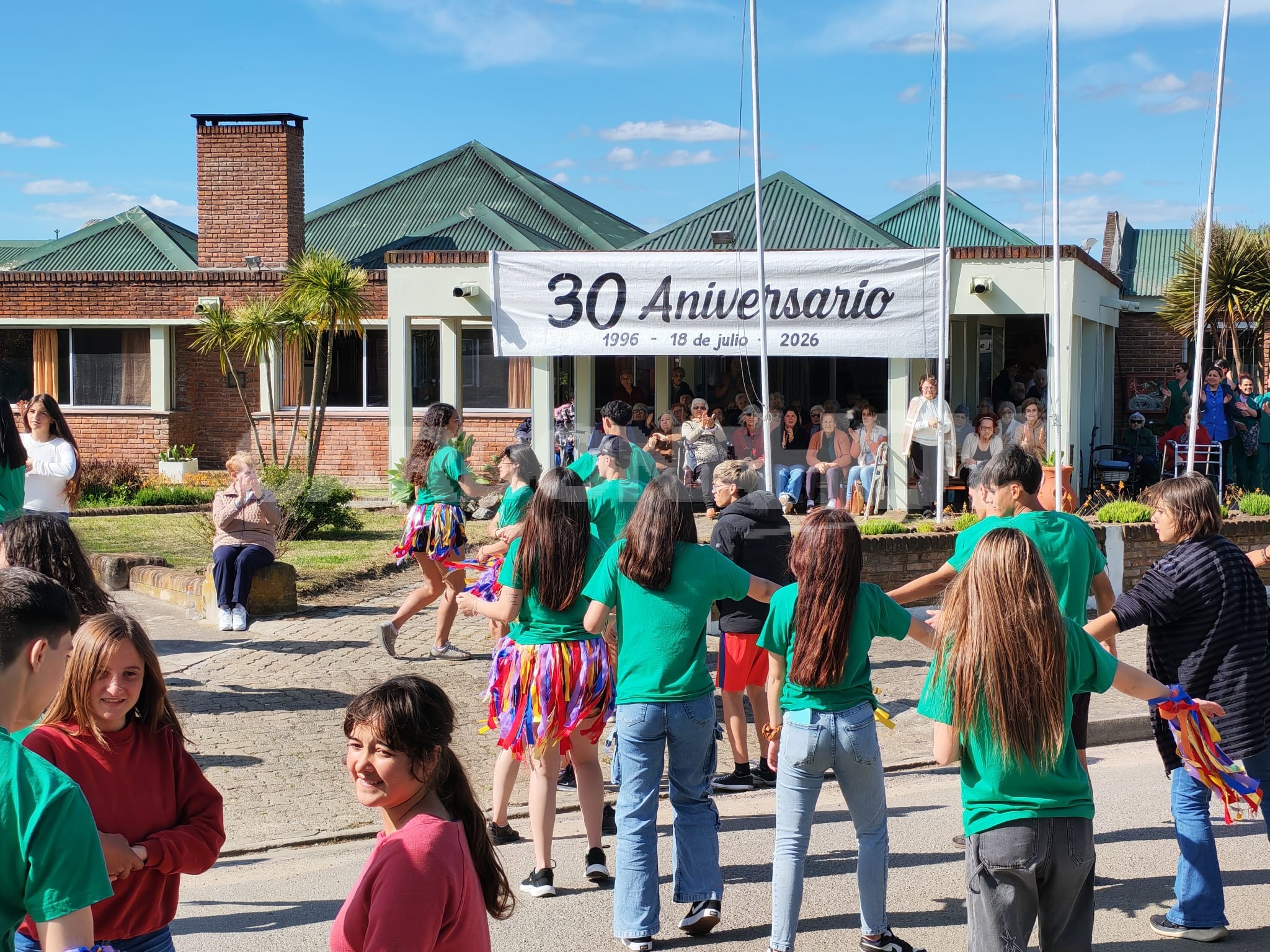 El Hogar de Ancianos de Cardona entregó el automóvil de su rifa, recibió a estudiantes de UTU y prepara el relevo de su directora — imagen 1